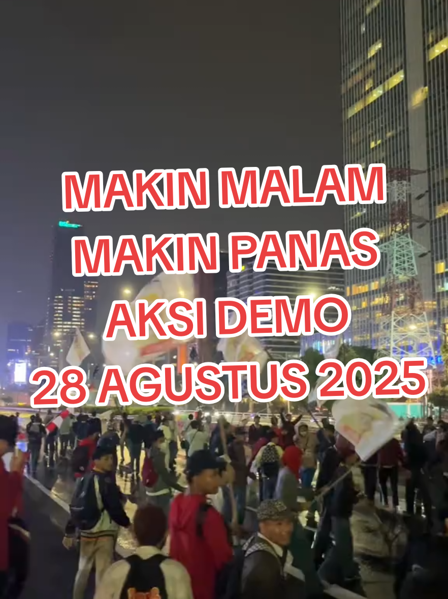 Makin malam makin panas aksi demo anak STM #stm #viraltiktok #demo28agustus2025 #demodprjakarta #dpr 