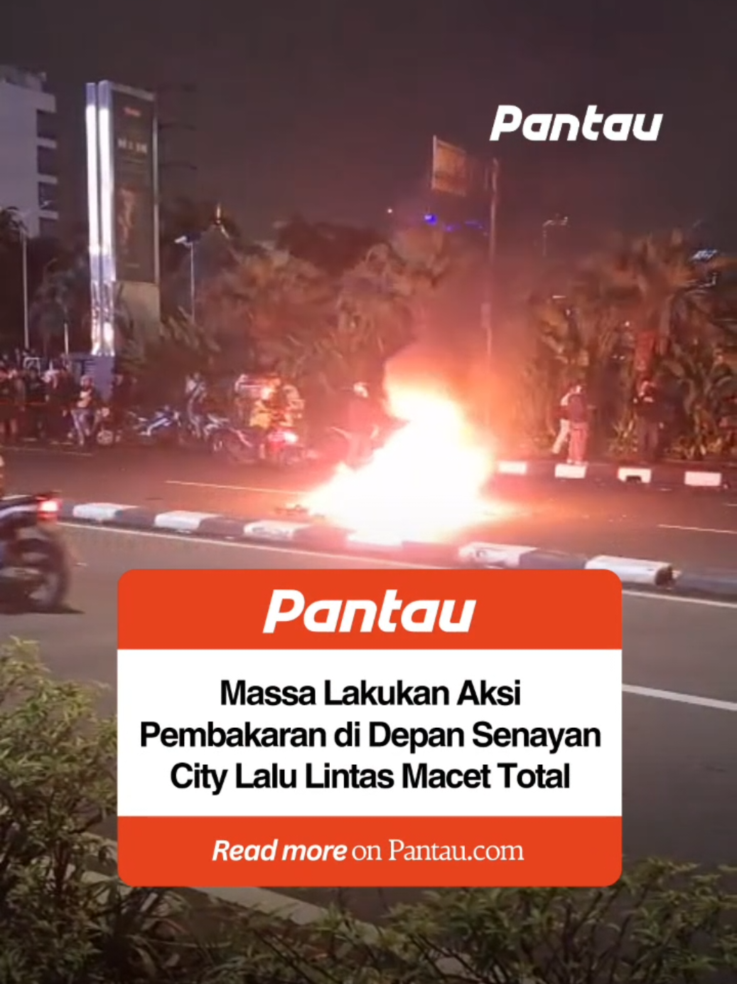 Massa aksi yang berhasil dipukul mundur oleh aparat kepolisian melakukan aksi pembakaran di depan Senayan City. Hal ini membuat arus lalu lintas macet total #massa #aksi #polisi #senayancity #pantaunasional 