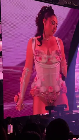 idc what anyone says, her stage presence is ethereal #kaliuchis 