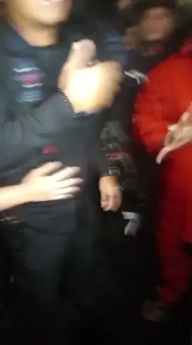 Pengemudi ojek online mendatangi Markas Brimob di Kwitang, Jakarta setelah seorang pria berjaket ojol tertabrak kendaraan taktis polisi di sekitar Pejompongan.  Beredar video seorang pria berusaha berbicara pada massa. 