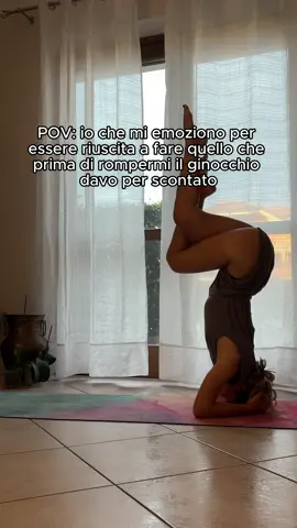 Il promo maggio mi sono infortunata il ginocchio. Da lì tutto è cambiato. È stato strano: riuscivo ancora a fare le verticali e le pose sulla testa, ma non potevo più fare le cose più banali. Inginocchiarmi. Sedermi a gambe incrociate. Lo squat. Cose che facevo ogni giorno da anni, sempre senza nemmeno pensarci. Ho dovuto smettere di fare una delle cose che più amo al mondo: insegnare yoga. I miei studenti mi mancano tantissimo e non vedo l’ora di ricominciare a insegnare…ma come fai a guidare gli altri in movimenti che non riesci più a fare?!🥹 Sono quattro mesi ormai che faccio attenzione a ogni ogni cosa che faccio, specialmente da dopo l’operazione di luglio: niente salti (salto sempre io😂), niente balletti mentre si prepara colazione. Prima di ogni movimento mi sono abituata a chiedermi: “Questo lo posso fare o no?” Insomma, una rottura. L’altra sera stavo facendo la mia solita pratica. Scendevo da una posa di equilibrio sulla testa quando è successo. Senza accorgermene, senza pensarci, mi sono ritrovata in ginocchio, nella posa del bambino. Non pensavo di potermi commuovere così per una cosa normalissima, ma forse è questo che succede quando perdi qualcosa: capisci davvero quanto valeva.  Ho imparato a non dare più per scontato quello che il mio corpo mi permette di fare. E soprattutto ho capito che me ne prenderò ancora più cura❤️‍🩹