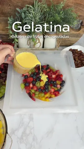 Gelatina de frutas encapsuladas 🍇🍑🍓🫐                                                                -                                                              -                                         -                                             -                                                                     -  Dessert ideas #jelly #gelatina #jello #Recipe #fyp 