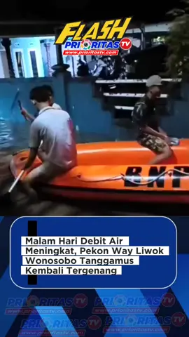 Malam Hari Debit Air Meningkat, Pekon Way Liwok Wonosobo Tanggamus Kembali Tergenang  Prioritastv.com, Tanggamus, Lampung - Hujan deras yang mengguyur wilayah Kecamatan Wonosobo, Kabupaten Tanggamus, sejak Kamis (28/8/2025) sore hingga malam hari, menyebabkan debit air sungai kembali meningkat dan menggenangi pemukiman warga di dua pekon, yakni Pekon Soponyono dan Pekon Wayliwok.  Berdasarkan peninjauan dari Polsek Wonosobo, banjir mulai merendam rumah warga sekitar pukul 19.30 WIB. Tercatat, sebanyak 97 rumah di Dusun 2 RT 05 Pekon Soponyono terendam dengan ketinggian air mencapai 40 cm atau setinggi lutut orang dewasa.  Sementara di Pekon Wayliwok, 35 rumah tergenang dengan ketinggian air mencapai 70 cm atau setinggi paha orang dewasa.  Kapolsek Wonosobo, Iptu Tjasudin, S.H., mengatakan, pihaknya telah melakukan patroli dialogis, monitoring, serta koordinasi dengan pemerintah pekon dan BPBD Tanggamus untuk penanganan lebih lanjut.  “Sejauh ini air masih belum menunjukkan tanda-tanda surut karena hujan terus mengguyur wilayah Wonosobo. Warga kami imbau tetap waspada dan jika kondisi darurat agar segera mengungsi sementara waktu,” kata Iptu Tjasudin mewakili Kapolres Tanggamus AKBP Rahmad Sujatmiko, S.I.K., M.H.  Kapolsek menjelaskan, dari hasil analisa, faktor utama penyebab banjir adalah curah hujan berlebih yang membuat tanggul, drainase, serta daerah resapan tidak mampu menampung debit air.  