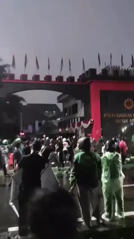 Malam ini ratusan ojol geruduk Mako Brimob di Kwitang, Jakarta Pusat untuk meminta pertanggungjawaban. Aksi dilakukan setelah seorang rekan mereka dikabarkan tert4br*k mobil rantis Brimob.