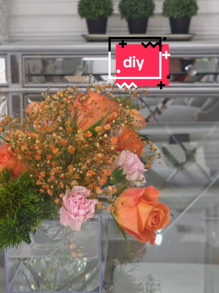 ✨ De lo simple a lo elegante ✨ Con estos contenedores del Dollar Tree logré crear un centro de mesa hermoso y económico 💐🌿 Una idea fácil que puedes hacer tanto con flores naturales como artificiales. ¿Te animas a probarlo en tu mesa? 💛 #DecoraciónDeHogar #DollarTreeDIY #DecoraciónDeMesas #DecoraciónEconómica #IdeasParaElHogar 
