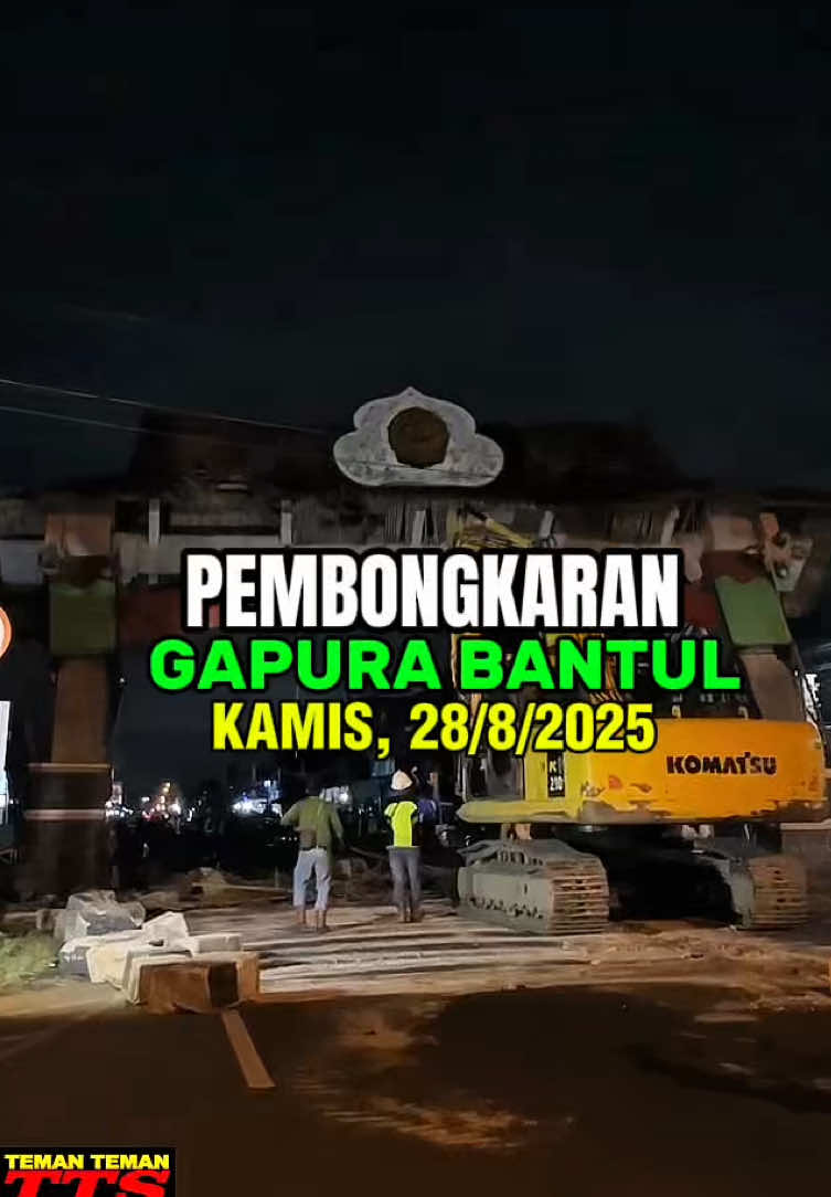 Proses pembongkaran gapura masuk Kota Bantul, Yogyakarta. Dilakukan malam hari Kamis, 28-8-2025 kurang lebih jam 10 WIB malam. #bantul #bantulyogyakarta #gapurakabupaten #gapurabantul #puncakargapura #bantulinfo #bantulterkini #bantulviral #foryou