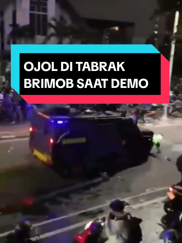 Bentrokan antara massa dan aparat berlanjut hingga Kamis (28/8) malam. Saat polisi mendorong mundur kerumunan dengan kendaraan taktis di kawasan Penjernihan, Jakarta Pusat, massa berlarian menjauh. Namun, seorang pria yang berjaket ojek online terjatuh dan tertabrak. Mobil aparat sempat berhenti sesaat sebelum kembali melaju, sehingga korban terlindas. Insiden tersebut memicu kemarahan massa yang langsung melempari kendaraan Brimob. Mobil Barracuda itu kemudian melaju kencang ke arah Jembatan Layang Casablanca. Meski sempat diisukan meninggal dunia, Umar Amarudin (30), salah satu korban, driver ojek online asal Desa Cikidang, Sukabumi dipastikan masih hidup dan masih dirawat akibat luka-luka. Sedangkan Affan Kurniawan (21) dilaporkan meninggal dunia. Hingga malam tadi, situasi di sekitar lokasi masih ricuh. #demo #dpr #ojolviral #mositidakpercaya #brimob 