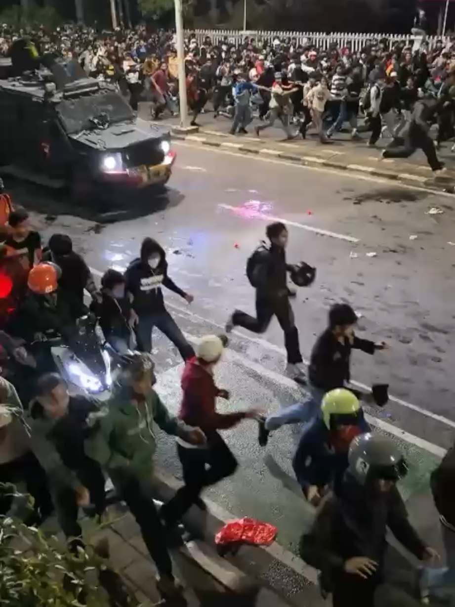 asli brimob tabrak ojol sampe korban masih blm sadar ...... klarifikasi brimob@alunaluntangerangselatan @infoterkinisukabu 