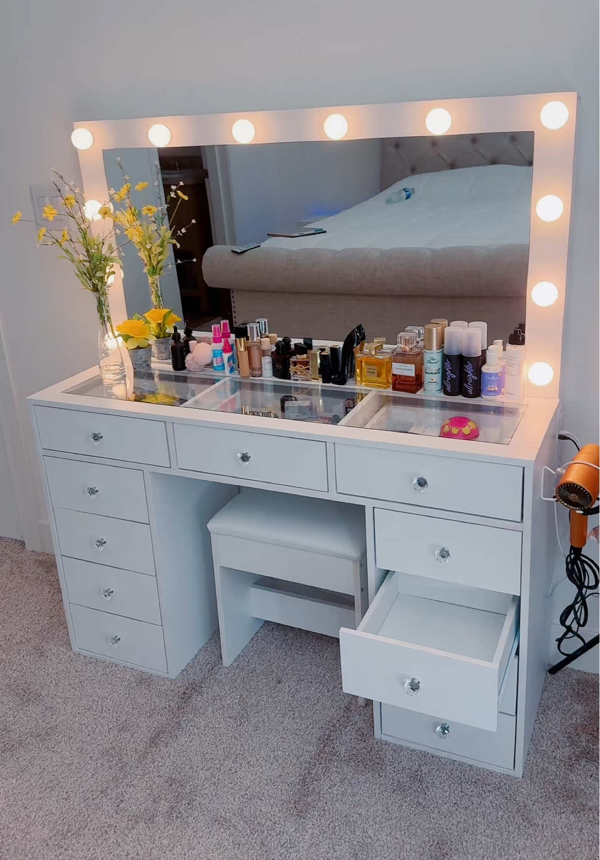 Te encantará este vanity y sera muy until para tu espacio personal de maquillaje #backtoschool #vanity #vanitymakeup #vanitytable #ledlights 