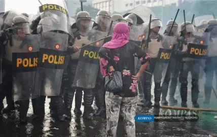 Seorang ibu yang turut bersama mahasiswa dan berbagai elemen masyarakat yang menggelar aksi di depan Gedung DPR, Jakarta, menghadang polisi yang berusaha membubarkan mereka, #gedungdpr #ojol 