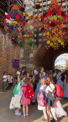 This was so heartwarming to see! #poland #festive #traveldiaries #music #traveltok 
