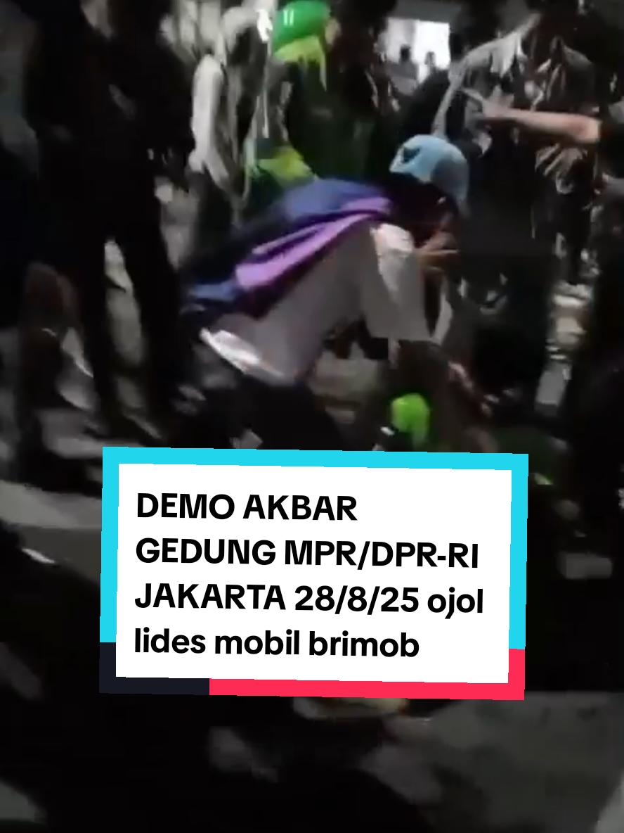 #viral vedeo ori dari jakarta mlm ini 29/8/25 seorang ojol ke lindes mobil brimob,innalillahi wainnailaihi rajiu'un🥹🥹🥹 demo akbar 28 agustus 2025 jakarta gedung MPR /DPR RI di jakarta....... #viraltiktok semoga #fyp #fypage #fypシ゚viral 