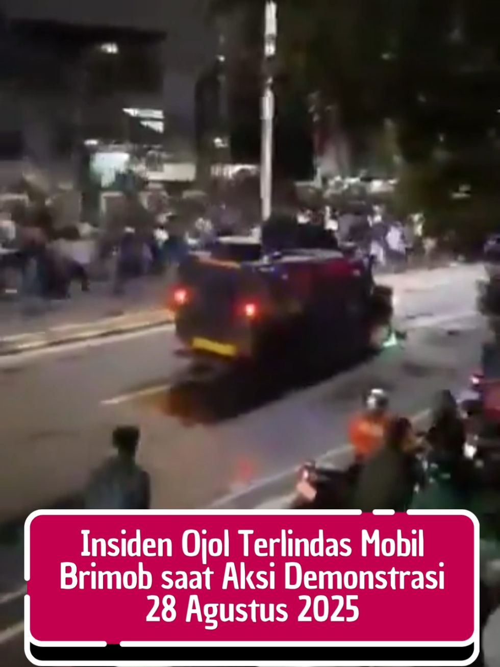 Seorang pengemudi ojek online (ojol) dikabarkan tewas setelah terlindas kendaraan taktis milik Brimob, saat kericuhan antara demonstran dengan polisi pecah di kawasan Pejompongan, Tanah Abang, Jakarta Pusat, Kamis (28/8/2025) malam. #ojol #prabowo  #polisipembunuh  #demodprri #ojolviral 