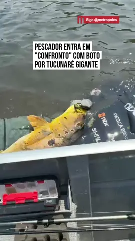 🎣 😯 O #pescador esportivo Thiago Fantini protagonizou uma cena inusitada durante uma pescaria no rio. Acontece que, ao fisgar um #tucunaré gigante, um #boto tentou 