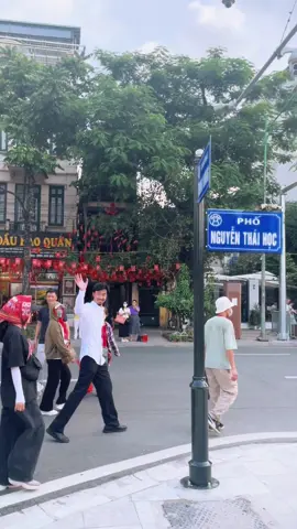 Vô tình gặp chú Đen Vâu và chị Hoàng Thùy Linh trên phố rất đỗi giản dị ạ. Chú Đen ơiiii… Ơiii (vẫy tay nhiệt tình)🏡🏡🏡#denvau #hoangthuylinh #soduyet #a80 