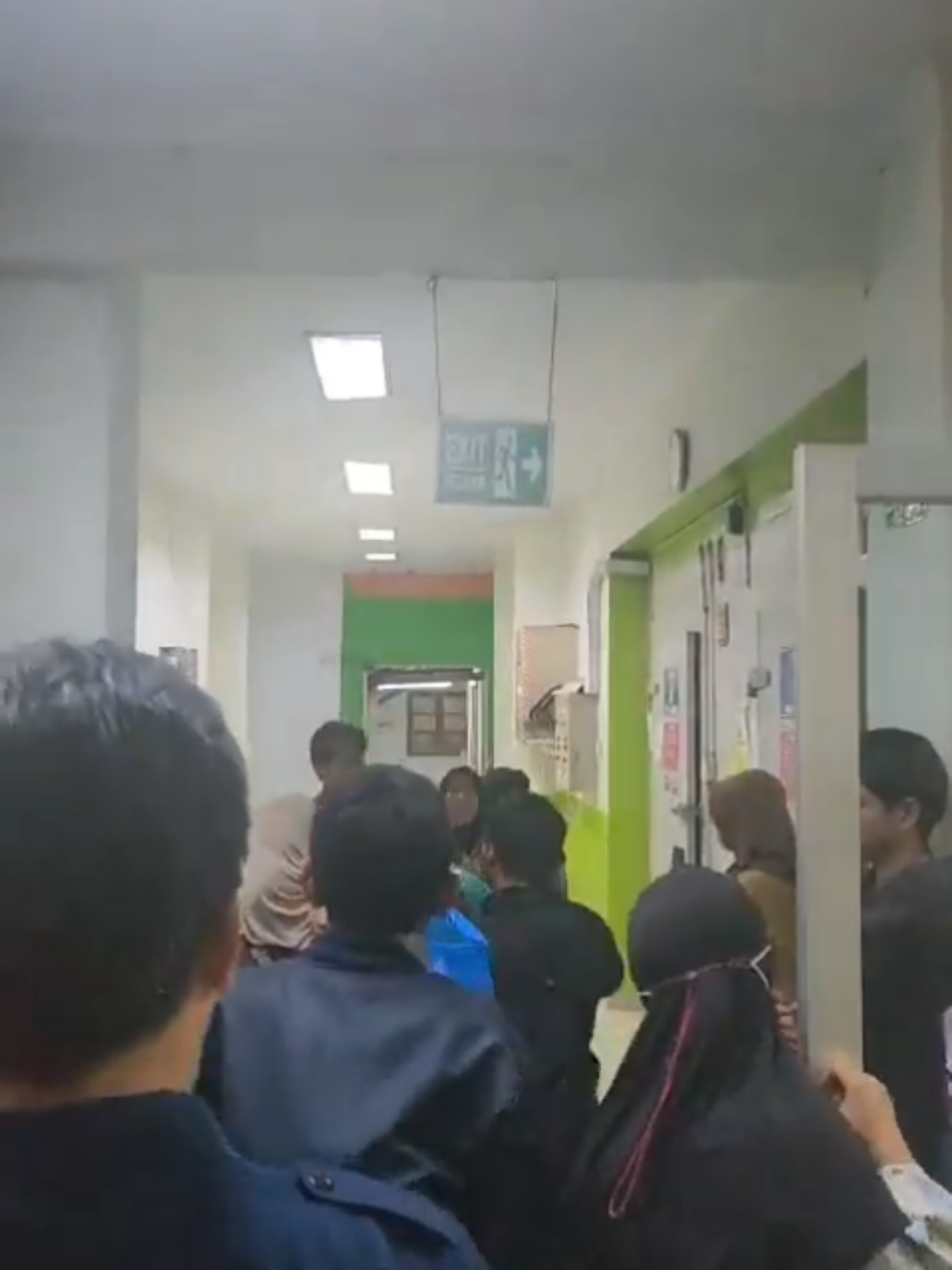 LIHATLAH PAK BRIMOB YANG TERHORMAT!!!  .  SAKIT BANGET 🥀🥀 .  Innalilahi Wa Innalilahi Rojiun. .  Keluarga ojol yg dilindas mobil Brimob meninggal di RSCM, Korban Bernama Affan Kurniawan, usia 21 TAHUN.  Semoga Almarhum Husnul Khotimah.😭🥀 #ojol #ojolviral #brimob #demo #dprri 