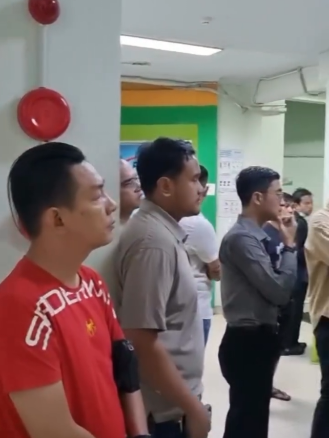 keluarga ojol Affan kurniawan menangis histeris setelah melihat jenaz4h Affan kurniawan  , semoga segera ketangkep para brimob  cr dj donny #ojol #brimob #affankurniawan #mobilbrimob 