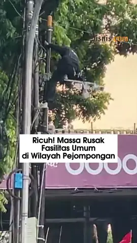 Oknum demonstran mulai merusak fasilitas umum seperti CCTV dan lampu lalu lintas di depan Gedung BNI di Jalan Pejompongan, Jakarta Pusat. Sebelumnya massa demo di sekitar DPR dipukul mundur oleh personel kepolisian. Salah satu titik massa berada di Jalan Pejompongan, tepatnya dekat Stasiun Palmerah. Pantauan Bisnis di lokasi sekitar pukul 15.43 WIB, Kamis (28/8), massa berkumpul di kolong flyover Jalan Pejompongan. Mereka melempar batu hingga petasan ke arah polisi. Beberapa fasilitas umum terpantau dirusak oleh massa, bahkan kabel-kabel listrik yang ada turut dirusak oleh mereka. Sejumlah massa juga terlihat membawa kayu. Sebagian lagi masuk ke area rel kereta api dan bertahan di kolong flyover Pejompongan. #fyp  #viral  #demo  #gedungdpr  #DPR 