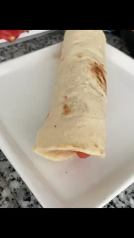 Size hazırlarını araymayacak lezzette tavuk tantuni ile geldimm… Lavaşı için;             2 su bardağı ılık su 2-2,5 çay kaşığı tuz ( damak tadınıza bağlı canlar.)                 1 paket kuru maya                            Alabildiği kadar un ( yumuşak bir hamur elde edeceğiz.)                  Hazırlanışı; Hepsini karıştırıp yoğuruyoruz. 5 dakika dinlendirdikten sonra mayası gelmeden 2 ceviz büyüklüğü kadar bezeler alıp, yağsız tavada arkalı önlü pişiriyoruz. ( biraz daha ince ve büyük yapabilirsiniz damak tadınıza bağlı.)  Tantuni’ si için; 800gr tavuk göğsü  4 çay kaşığı tatlı toz biber  2 çay kaşığı pul biber  3 çay kaşığı tuz  Yarım çay bardağı ayçiçek yağı 3/4 çay bardağı zeytin yağı  2 çay bardağı su Hazırlanışı; Tavuk göğsünü küçük küçük doğrayıp tencereye alıyoruz. ( isteğe bağlı biraz zırh ile küçültebilirsiniz.)  Tavukların üstüne 1 çay kaşığı tuz, 2 çay bardağı su ve yarım çay bardağı ayçiçek yağını döküp suyu çekene ve piştiğine emin olana kadar kısık ateşte pişiriyoruz. Hazır olan tavukları bir tavayla ocağa  alıp ortasına boşluk oluşturuyoruz. Zeytinyağı ve baharatları ekleyip güzelce karıştırıp altını kapatıyoruz. Servis esnasında lavaşın içine istediğimiz malzemeleri ekleyip tavukları koyup dürüyoruz. Ben maydonozlu sumaklı soğan ve domates tercih ettim. Afiyet olsunn…  #keşfetbeniöneçıkar #keşfet #tantuni #dürüm 