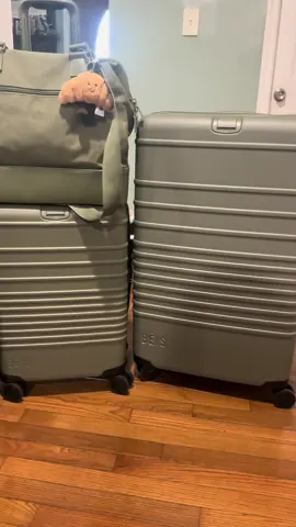 Can you guess what my fav color is? @BÉIS #beis #travelhack #traveltok #packinghacks #airportfit