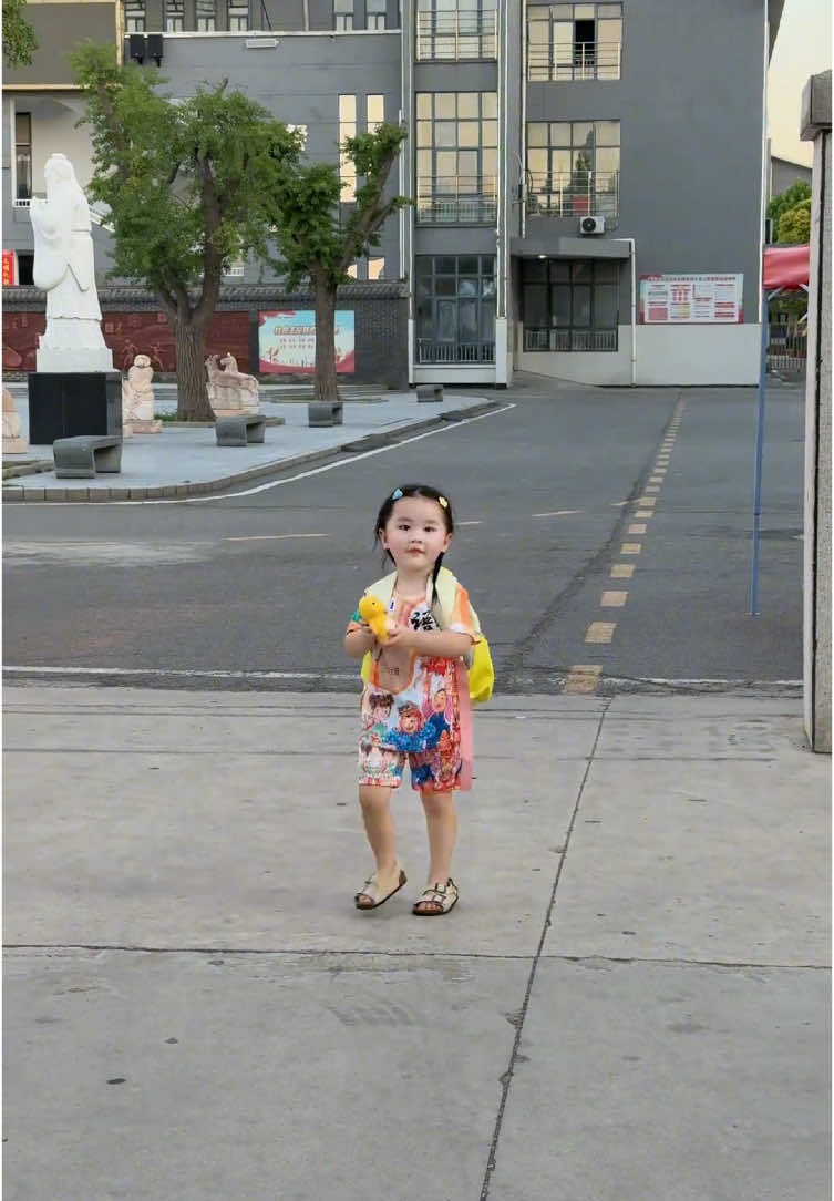 有一种快乐叫“放学回家的路上”😂😂😂#萌娃#可爱#童年回忆#人类幼崽#孩子的快乐很简单#记录日常生活里的快乐瞬间