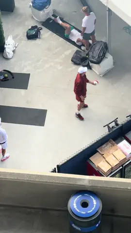 World No1 @sinner with a little football skills before he goes on court in the second round of the men’s singles at the @US Open #sinner #janniksinner #USOpen #arthurashestadium #newyork 