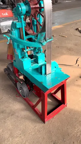 Vertical band saw If you need, please send me a message. #machine #sawmill #saw #tablesaw #woodcutting #woodworking #bandsaw #sawmilling #woodenhouse #bandsaw #roundwood #madeinchina #woodworkingmachinery 