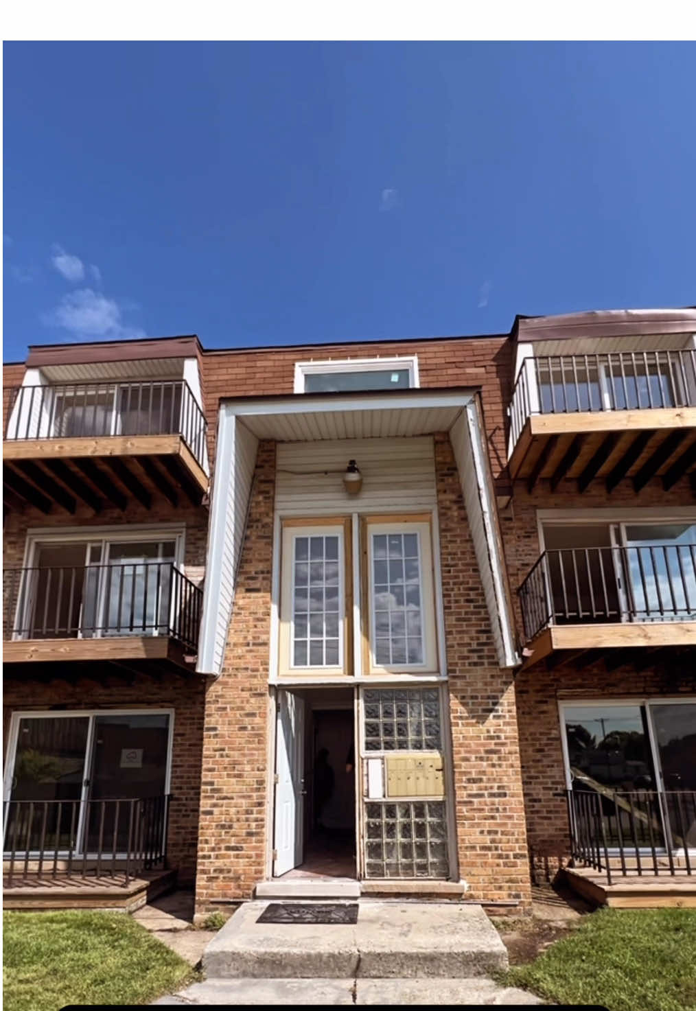 🏢 Investment Opportunity! Perfect for business owners or investors looking for a prime building for sale. Don’t miss this chance to own property in a great location!  #BuildingForSale #CommercialRealEstate #InvestmentProperty #IllinoisRealEstate     
