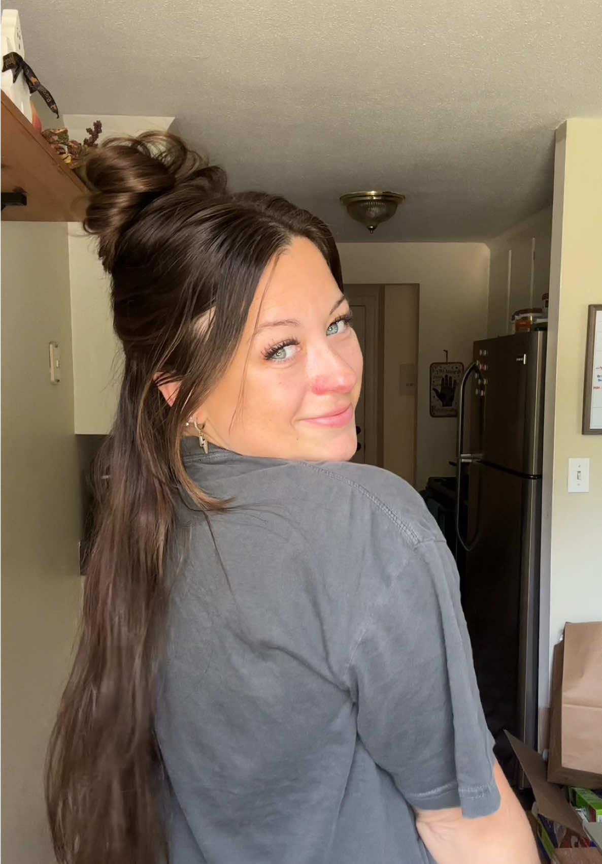 Replying to @Yesenia 💓 half up half down claw clip tutorial!! once you can get that hand motion down you can make a ton of fun claw clip hairstyles 💘💕 #hairstyle #hairstyletutorial #halfuphalfdown #clawclip #clawcliphairstyles 