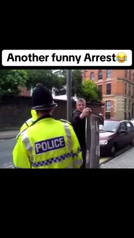 United Kingdom is one of the only country where you see people mocking the police. If this was in Africa or India, and other countries haha #Police #arrested #man #dressed #dresses #as #a #pig