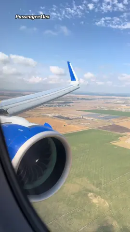@United Airlines A321 NEO landing Denver 🏔️ 🌲 🎿 #airplane #flying #travel #unitedairlines #fyp 