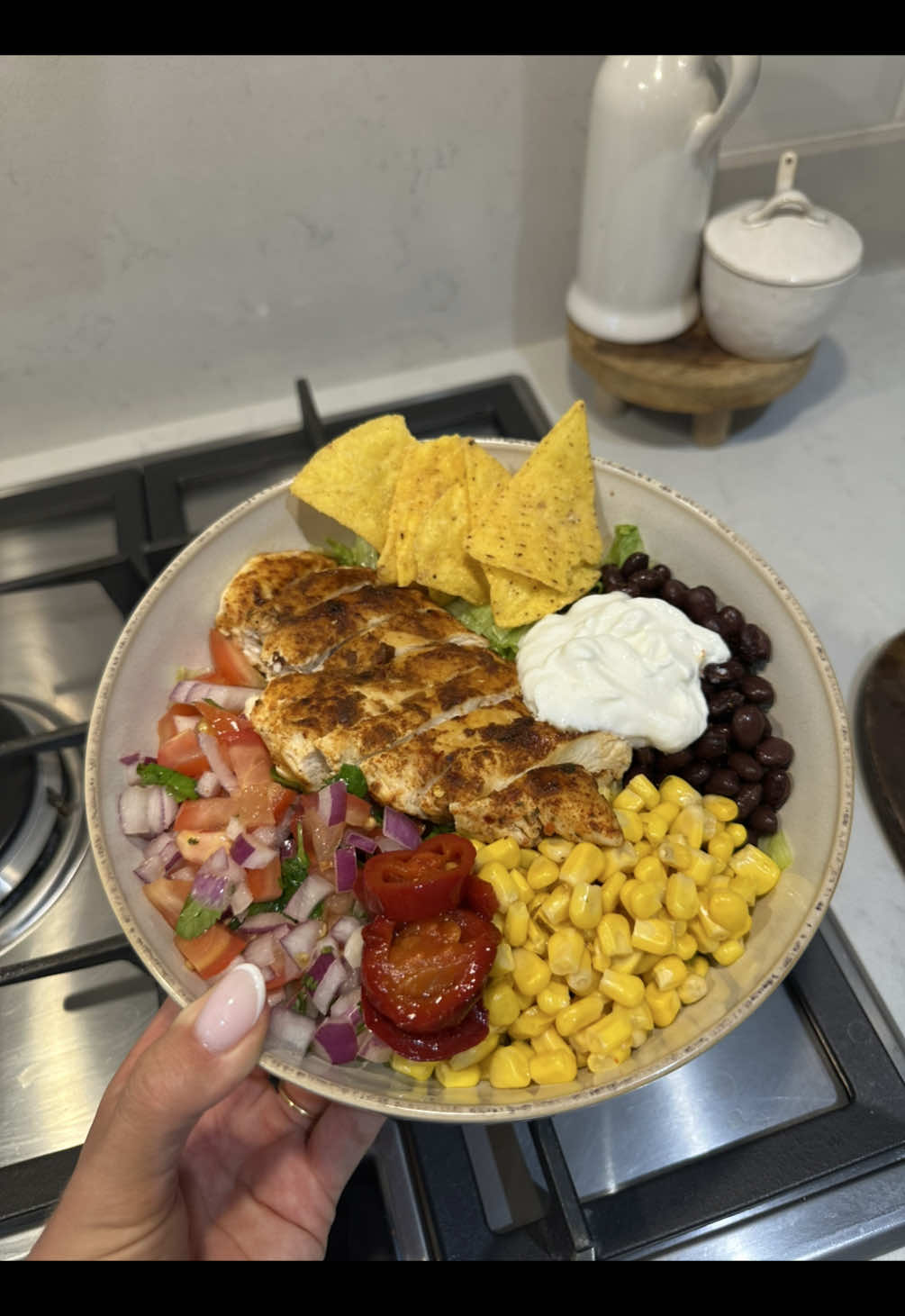 I pretty much eat some variation of this weekly! 55g protein and 430 calories for the bowl 🥗  Ingredients for one portion: - 140g raw chicken breast - fajita seasoning - 60g black beans - 80g sweetcorn - 1/2 iceberg lettuce - 50g 0% fat natural yoghurt - 20g cool tortilla crisps - red onion, tomato, coriander & lime juice for salad - jalapeños #Dinnerldeas #dinner #cooking #cookwithme #EasyRecipe #EasyRecipes #healthydinner #healthyrecipes #healthyrecipe #simplerecipe #Foodie #FoodTok #foodtiktok #burrito #chipotle 
