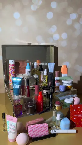 IT'S HAPPENING! Here's the *full* line up for the Sephora Advent Calendar (worth £1,025) 🔔 Now available to pre-order, expect 41 iconic products — 24 luxury full sizes and 31 advent exclusives.    The sooner you order, the sooner you can stare at it 😉