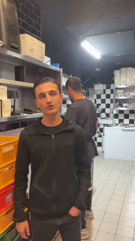 Am Ende haben wir nicht mal 3 Bürger verkauft. Normal bei so einem Laden und toter Werbung #foryouoage #fürdich #fy #viral 🍔 Eddys am Bürgersteig 📍 Hauptstraße 400, 51143 Köln (Porz) 🍔 Eddys am Ring 📍 Hohenzollernring 90, 50672 Köln (City) 🍔 Eddys Pulheim 📍 Orrer Straße 11, 50259 Pulheim