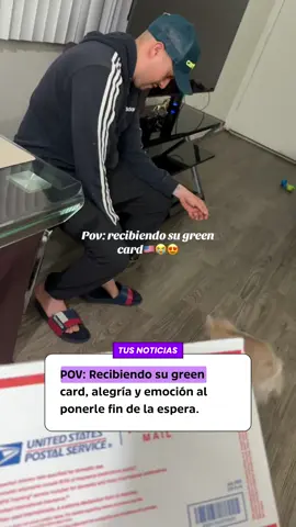 🙏Este video viral muestra cómo le entrega a su novio un sobre del correo con su green card. La reacción: felicidad total, bailes con su perro y celebración tras años de espera. ✅Crédito: emi_virgen / TT  #GreenCard #InmigraciónUSA #SueñoAmericano #Alegría #TikTokViral #RegresoSeguro #DiosCumple #Celebración