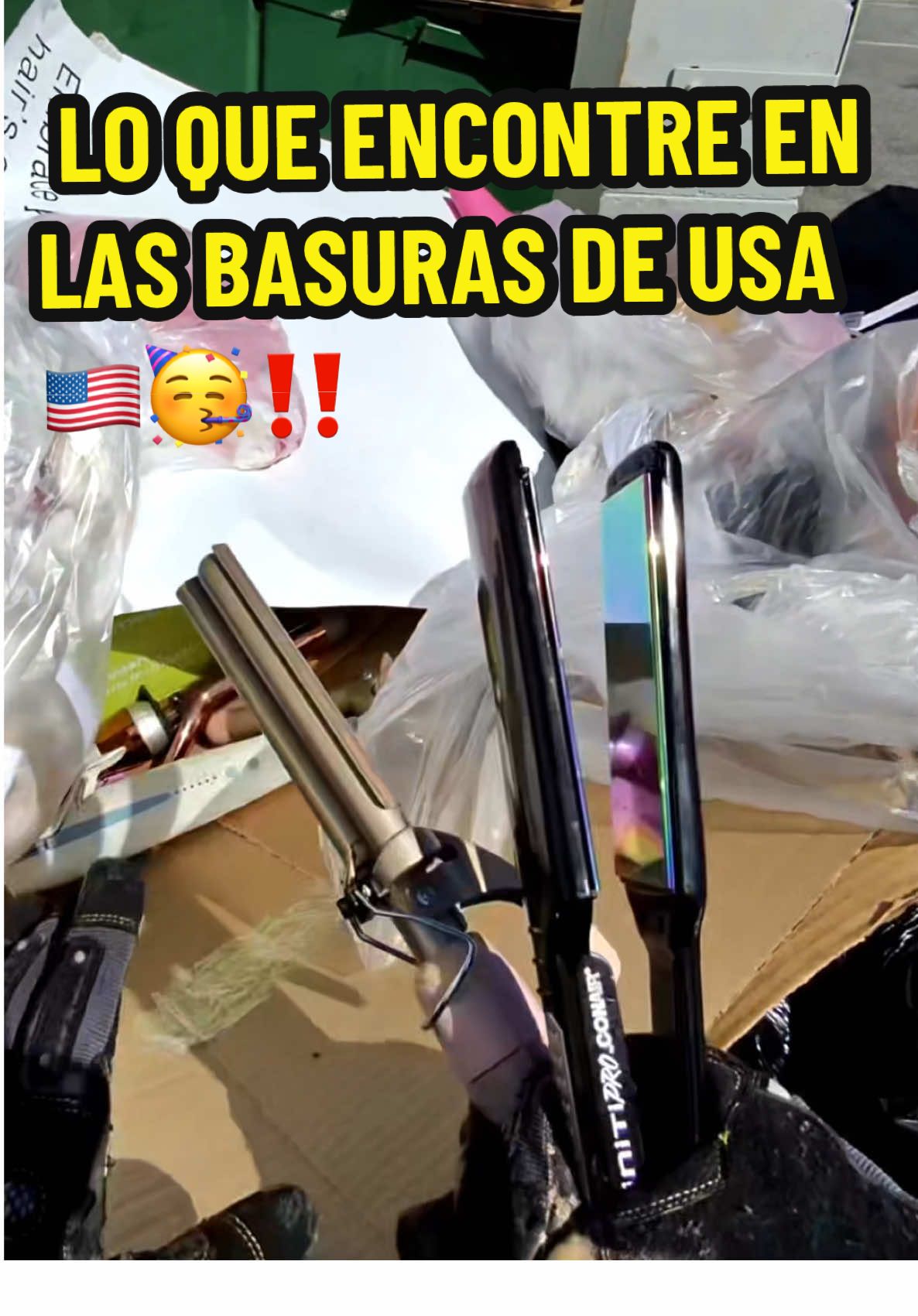 🗑️✨Aventuras buscando en las basuras de USA🇺🇸✨ Hoy me encontré una maleta Juicy Couture, pero el cierre estaba dañado😓, así que la dejé. Después pasé por la tienda de Ulta y encontré una bolsa con maquillaje arruinado😖, pero logré salvar un par de peinetas para desenredar el cabello💁🏻‍♀️. ¡Y también encontré como cinco rizadores o planchas para el pelo! Pero lastimosamente les cortaron el cable😥 Siempre hay tesoros inesperados. 🛍️💄 #tesorosencontrados #meldidumpsterdive #usa #DumpsterDiving #buscandoenlastiendas 