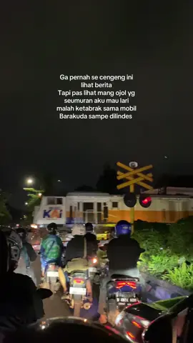 Mobilnya sempet berhenti tapi malah di lanjutin di lindes  Alfatihah huat mang ojol yang seumuran sama aku 🫂🥹  Gimana kao dia jadi tulang punggung keluarga anak pertama #fyppppppppppppppppppppppp #fypage #ojol #ojolviral #dpr #demo #29agustus2025 #🥀🖤 #keadilan 