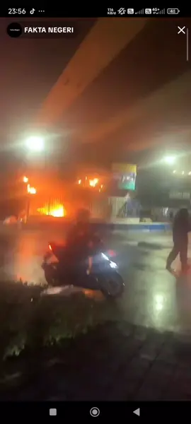 ngeri pos polisi dibakar masa#dpr #demo #ojolviral #brimob #brimobuntukindonesia🇲🇨 