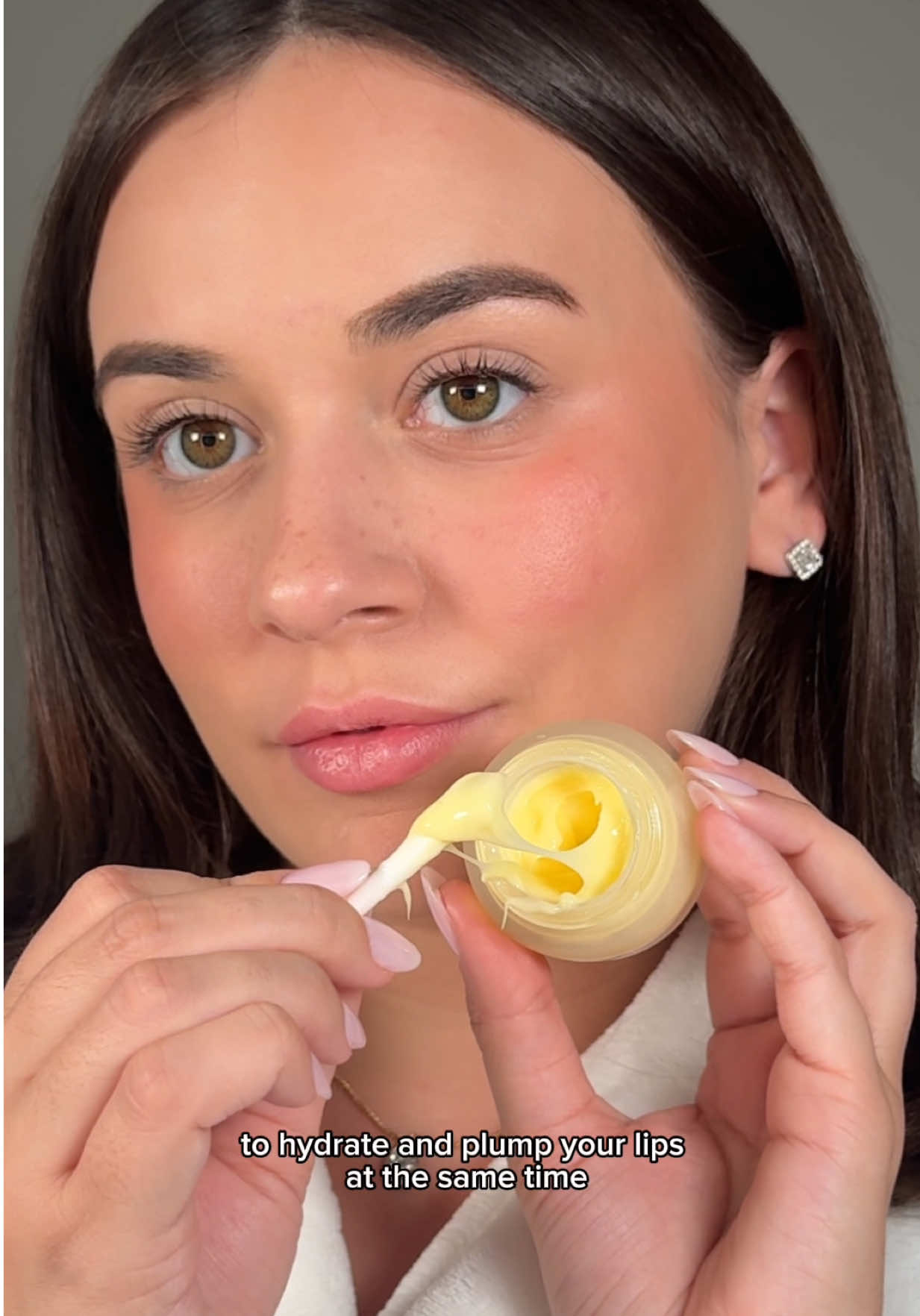 If your lips are super dry, flaky, and in need of a natural plump, you need to try the Celladix Banana PDRN Lip Plumping Mask. 💛#CelladixPartner @Celladix.US  It’s the first lip plumper I’ve tried that doesn’t leave me with that harsh burning or stinging sensation. Unlike other thin, drying formulas, this one is deeply repairative and hydrating , so while it plumps, it also works to restore and smooth your lips. ✨ Powered by Banana PDRN (to support regeneration + firmness) ✨ Infused with Manuka Honey (for deep, lasting moisture) And can we talk about the dreamy jelly-like texture?😍 #lipmask #kbeautyskincare #lipplumper 