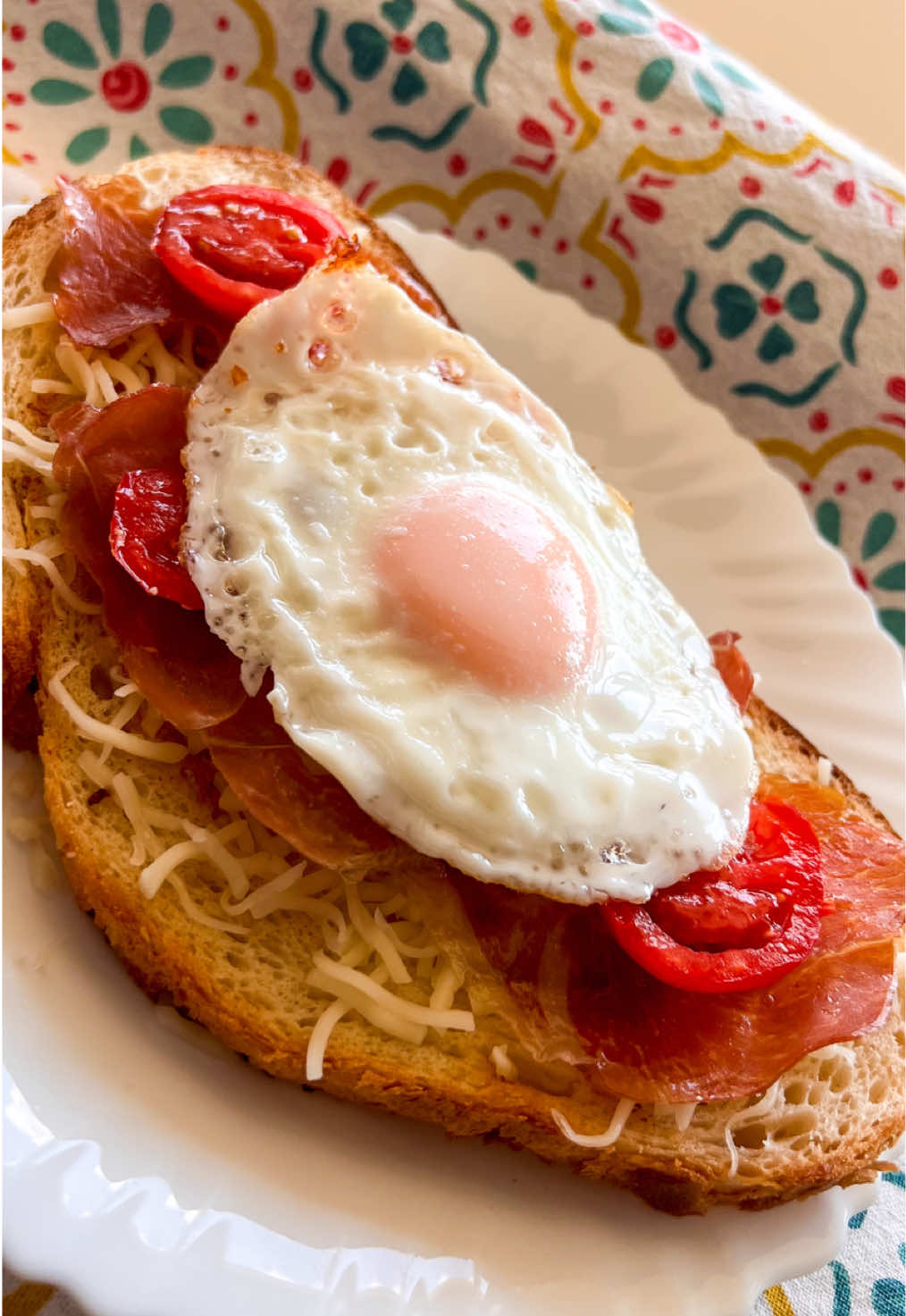 Breakfast sandwich   Delicious. Crispy. Fast. 🥪   What you’ll need: 1 slice of bread 1 egg 2 slices of prosciutto 1 cup grated cheese 3 cherry tomatoes 1 tbsp butter   Directions: 1. In a pan fry the prosciutto on both sides until it’s crispy. 2. In the same pan add the butter and fry the bread on both sides until gold and crispy. 3. Fry the egg. 4. On the slice of bread add the cheese, prosciutto, sliced tomatoes and the egg. 5. Serve.   Enjoy! 🫶🏻   #friedegg #sandwich #eggsandwich #breakfastsandwich #prosciutto                  