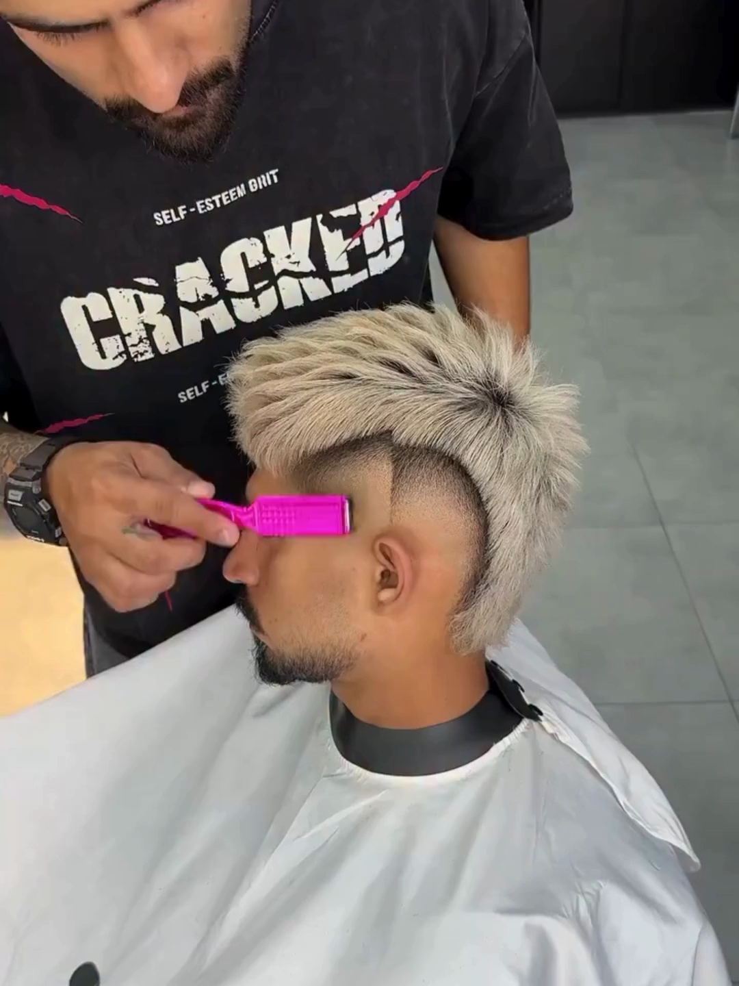 GUARDA Y COMPARTE ✅ 🪽 Fade limpio, técnica precisa, máquinas 🔥 🔹 Trimmer: SABER & REBEL 🔹 Clipper: INSTINCT METAL Disponibles en @barberdepotcolombia 🇨🇴 ¿Ya los probaste? — #StyleCraft #BarberTok #FadeGame #YeyosBlendz #BarberColombia #SaberStyle #InstinctMetal #RebelTools#fypシ゚viral #fyp