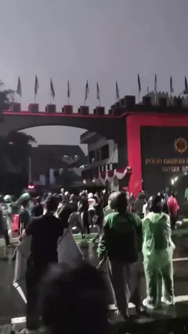 SUASANA DI MARKAS BERIMOB. Setelah tabrak ojol @pembasmi22dpr.brimob.anj @ojolproperofficial.id #brimob #brimobuntukindonesia #brimobpolri #ojol #ojolviral 