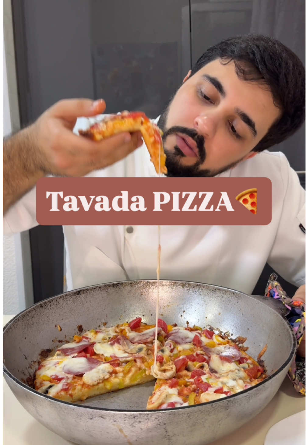 🍕 5 dəqiqəyə tavada pizza 🍕 Cəmi bir neçə dəqiqəyə sobasız, ən sadə məhsullarla dadlı pizza hazırlamaq mümkündür! 👉 Xəmir üçün lazım olanlar: 	•	2 yumurta 	•	4 x.q. qatıq və ya xama 	•	4 x.q. mayonez 	•	1 ç.q. duz 	•	1 stəkan un ✨ Və budur! Hazır, ucuz, sobaya ehtiyac olmadan, çox asan hazırlanan pizza – qısa zamanda sevimliniz olacaq! #fyp #kesfetteyiz #tiktok #fy #pizza 