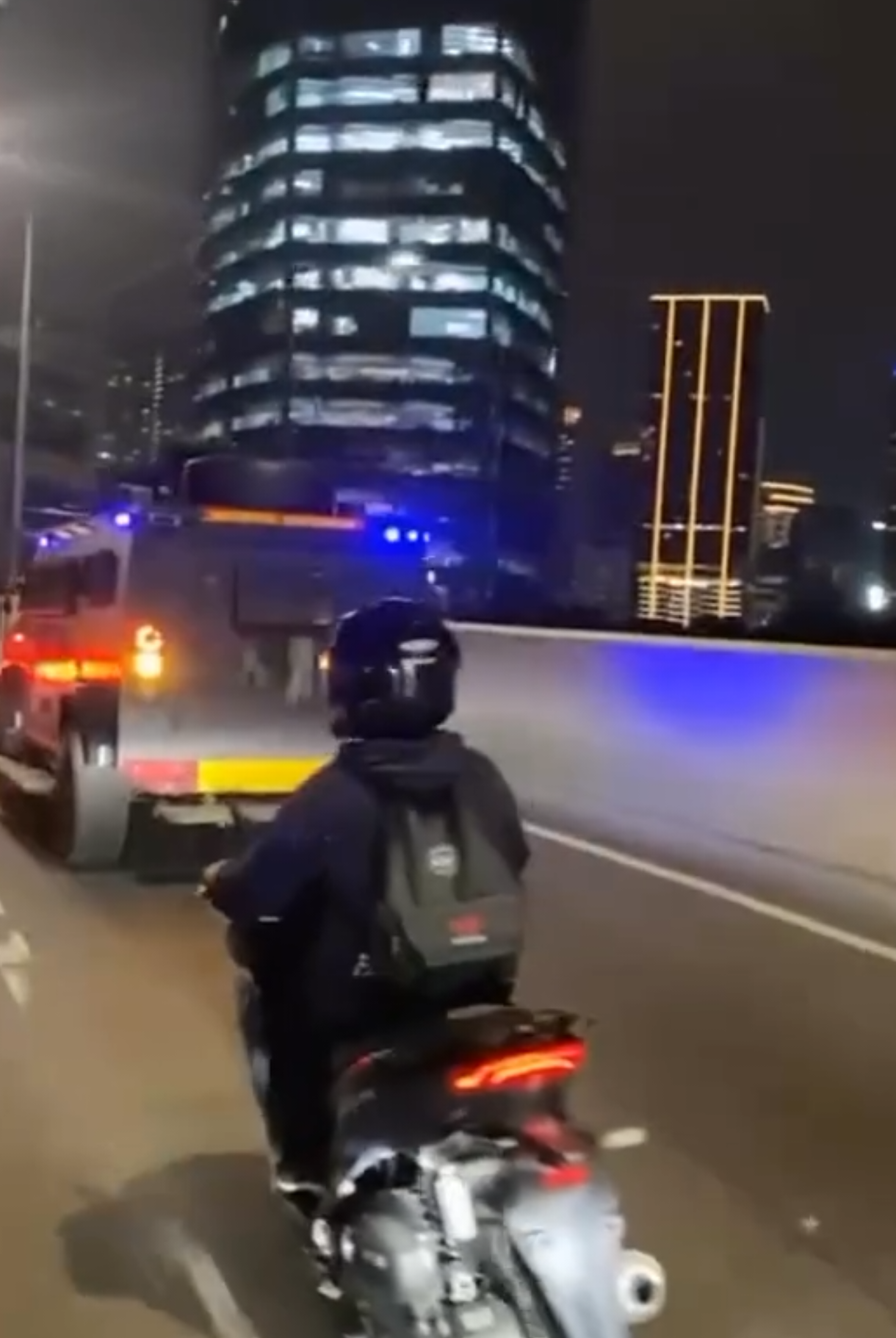 PENGEJARAN MOBIL BRIMOB YANG MELINDAS DRIVER OJEK ONLINE HINGGA TEWAS 