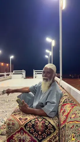 هذا العامل الطيب الله يعطيه الصحه والعافيه ويطول عمره جانا وانا عمري حول ٥ سنين 😅