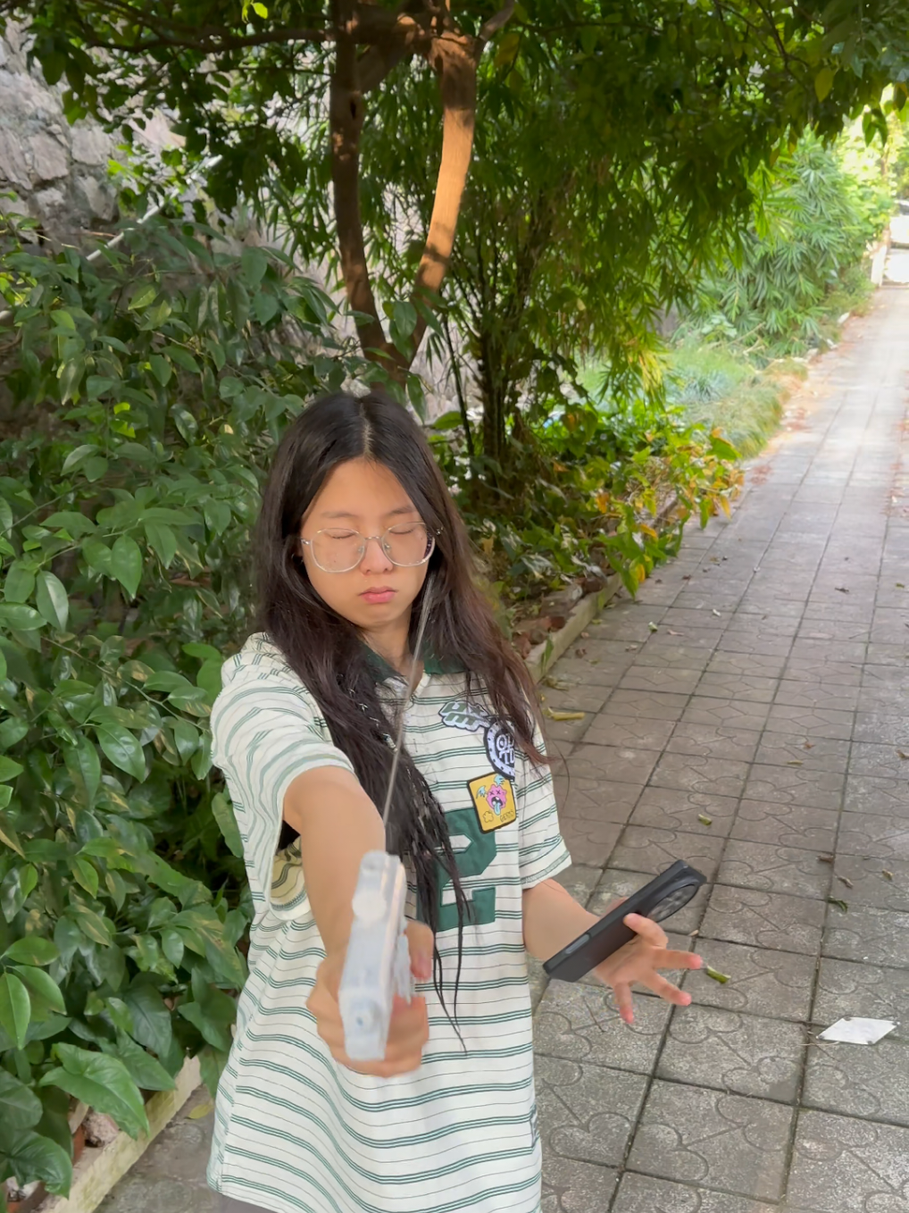 She didn't expect that it would shoot her face directly... #prank #watergun #Halloween #friends #bestie 