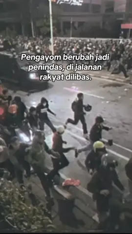 Peristiwa ojol yang dilindas polisi dalam aksi demonstrasi adalah tamparan keras bagi wajah penegakan hukum di negeri ini. Polisi yang seharusnya menjadi pelindung rakyat justru memperlihatkan wajah represif, brutal, dan kehilangan nurani. Bagaimana mungkin aparat yang digaji dari pajak rakyat tega menindas rakyat kecil yang tengah menyuarakan aspirasi? Tindakan ini bukan hanya kecelakaan prosedural, melainkan bukti nyata bahwa sebagian aparat telah abai pada prinsip kemanusiaan dan etika profesi. Kejadian ini menegaskan betapa seringnya “pelindung” berubah menjadi “penindas”. Alih-alih meredam ketegangan dengan pendekatan persuasif, yang muncul justru arogansi kekuasaan. Bila rakyat hanya dianggap objek untuk dilibas, kepercayaan publik pada institusi kepolisian akan semakin runtuh. Tidak ada alasan pembenaran untuk tindakan barbar seperti ini. Maka, kritik pedas ini jelas, jangan jadikan seragam sebagai lisensi kekerasan. Polisi harus segera diusut, diberi sanksi tegas, dan diproses hukum terbuka agar peristiwa serupa tidak terulang. Aparat adalah pelayan masyarakat, bukan penguasa jalanan. Jika polisi terus dibiarkan bertindak brutal, maka negara ini bukan sedang menjaga ketertiban, tetapi sedang memelihara penindasan.