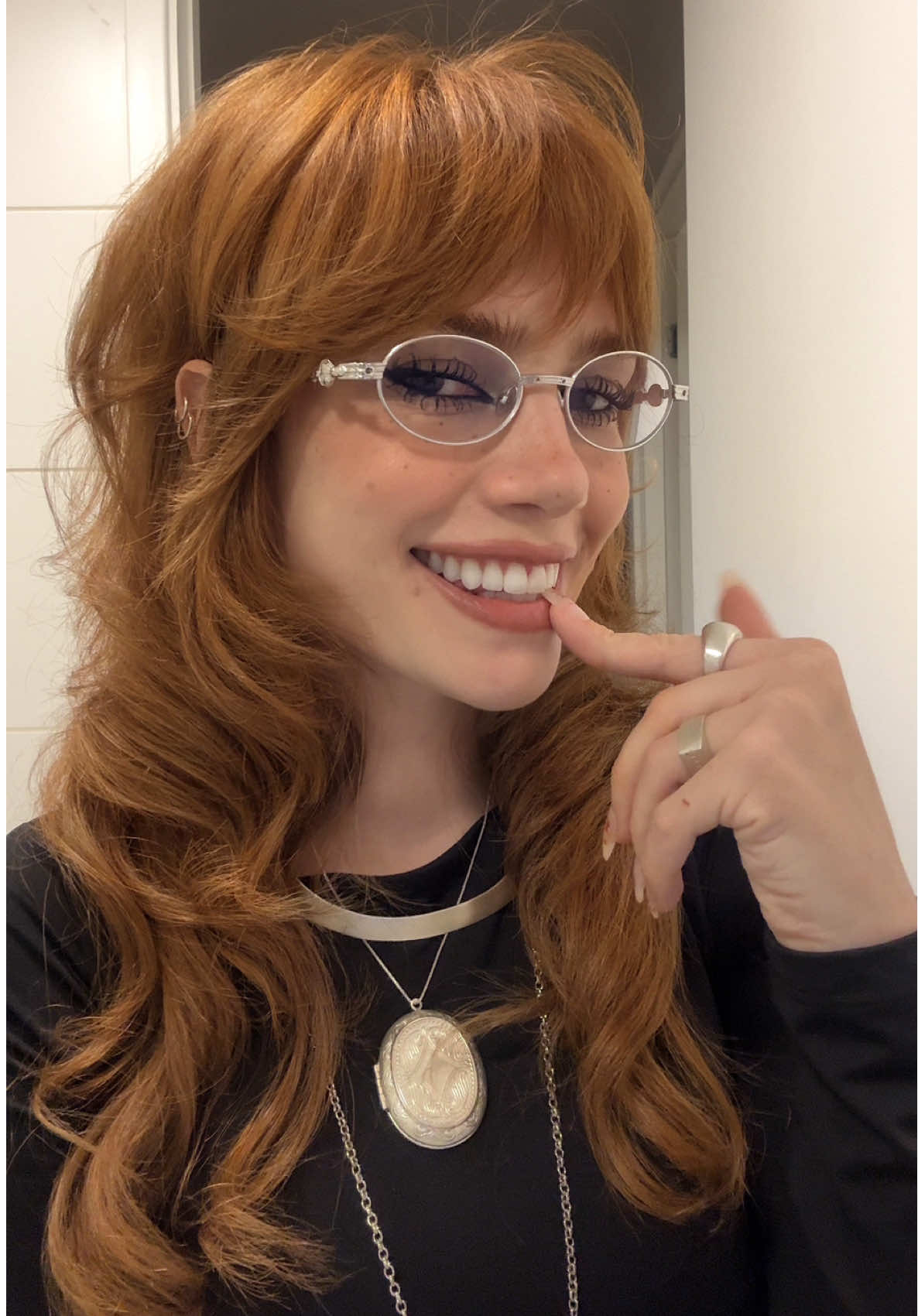 basicamente: desfie tudo que vc ver pela frente hahahh #haircut #hair #hairtutorial #sophiethatcher #yellowjackets 
