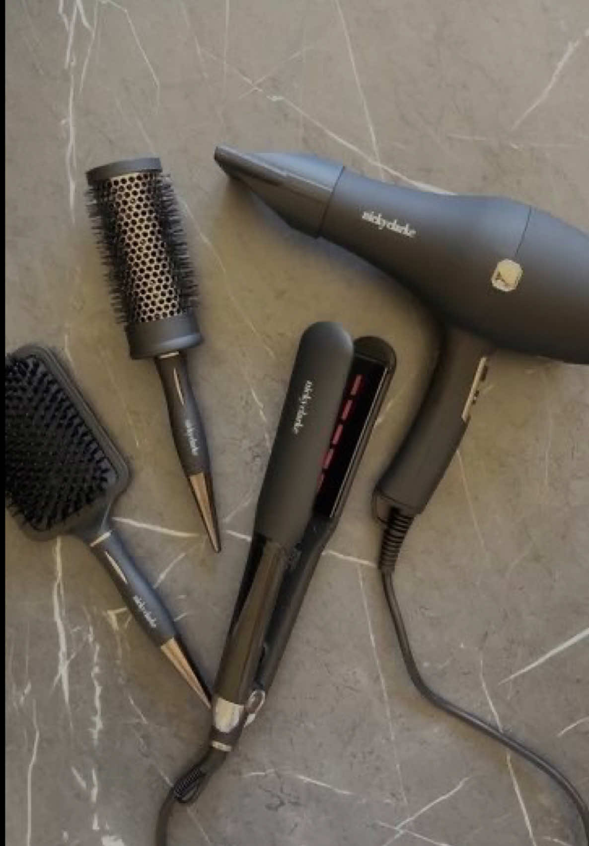 Curtain bang tutorial / for better result you can use hair roller / Daha yaxşı nəticə üçün saç rulonlarından ( biqudi ) istifadə edə bilərsiniz. İstəsəniz biqudi üçün də video paylaşa bilərəm.  #curtainbangs #bangs #curtainbangstutorial #hairdryer #tutorial 