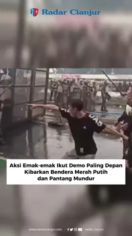 Aksi seorang Emak-emak ikut demo dan berdiri paling depan sambil mengibarkan bendera Merah Putih di Jakarta pada Kamis (28/08/2025).  Tanpa rasa takut ia terus berdemo hingga akhirnya ditarik oleh pemuda lain karena khawatir terjadi sesuatu yang tak diinginkan.  #radarcianjur 